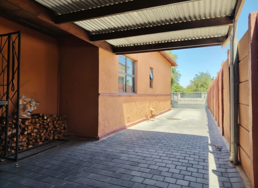 5 Bedroom Property for Sale in Glenlilly Western Cape